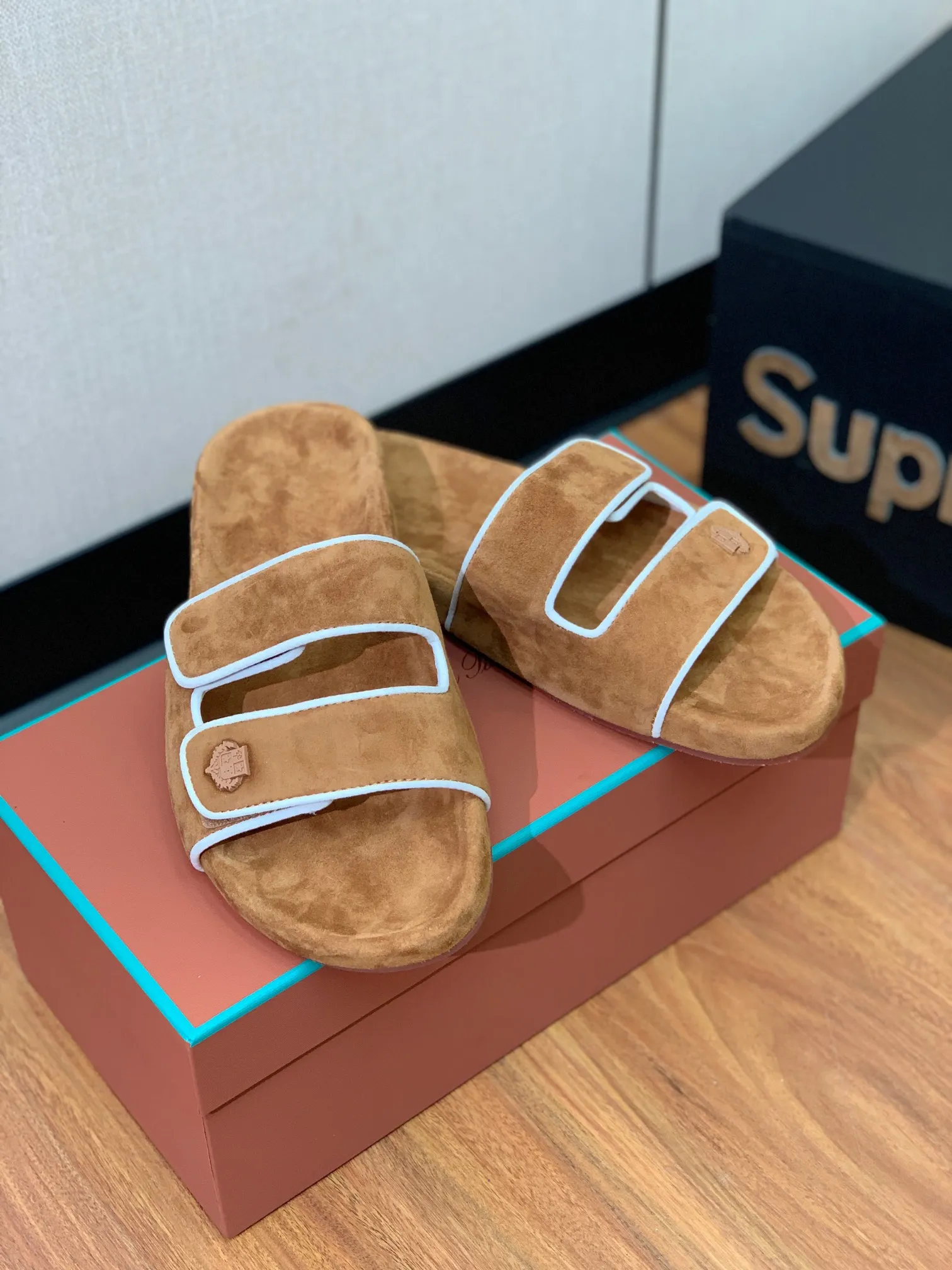 【LP】P:600💰 Size: 39-46 (45.46 can be customized) 【Loro Piana】LP men's slippers. Italian top cashmere is retro, elegant, low-key and luxurious. Both fashionable and practical, the leather is still of the highest quality in the entire network. The upper is silky and smooth. Wear-resistant and highly elastic beef tendon bottom. .